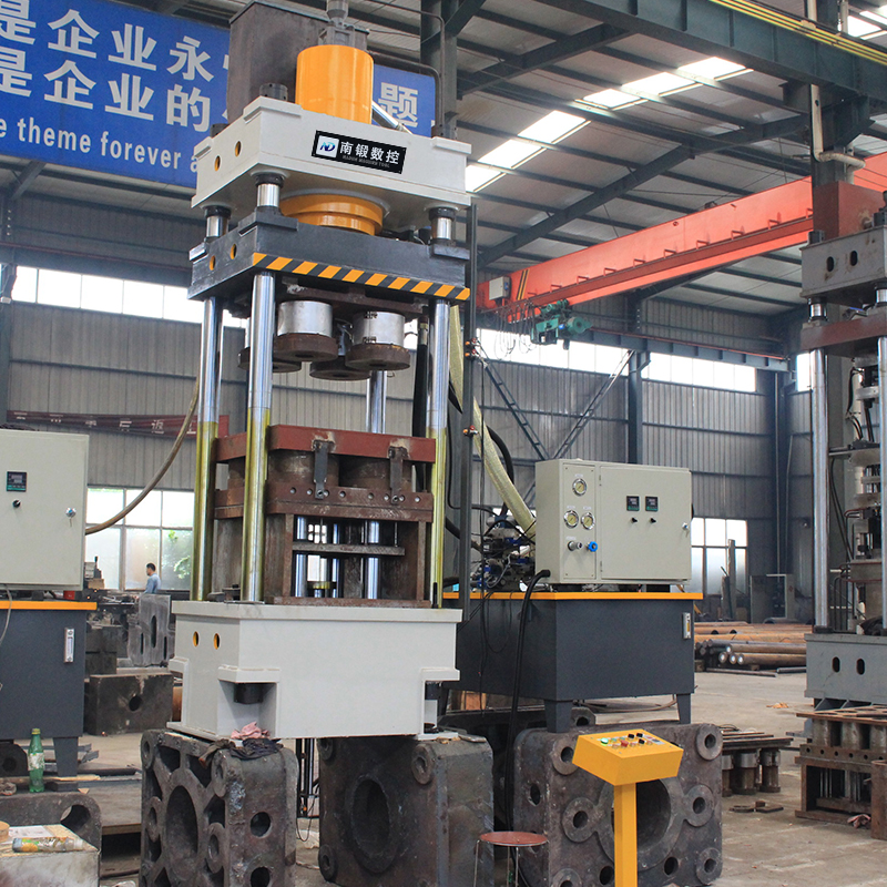 滕州廠(chǎng)家200噸碳化硅坩堝成型液壓機(jī)200t石英石匣缽石墨坩堝成型四柱油壓機(jī)