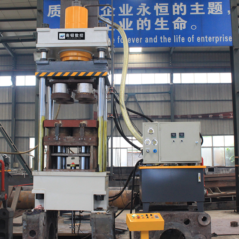 滕州廠(chǎng)家200噸碳化硅坩堝成型液壓機(jī)200t石英石匣缽石墨坩堝成型四柱油壓機(jī)
