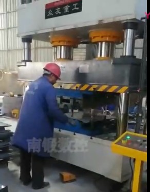 315T彩石金屬瓦成型設(shè)備客戶現(xiàn)場(chǎng)生產(chǎn)視頻