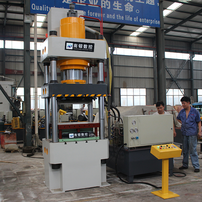 滕州廠(chǎng)家200噸碳化硅坩堝成型液壓機(jī)200t石英石匣缽石墨坩堝成型四柱油壓機(jī)
