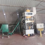 牛羊舔磚壓力機牛羊營養舔磚生產過程