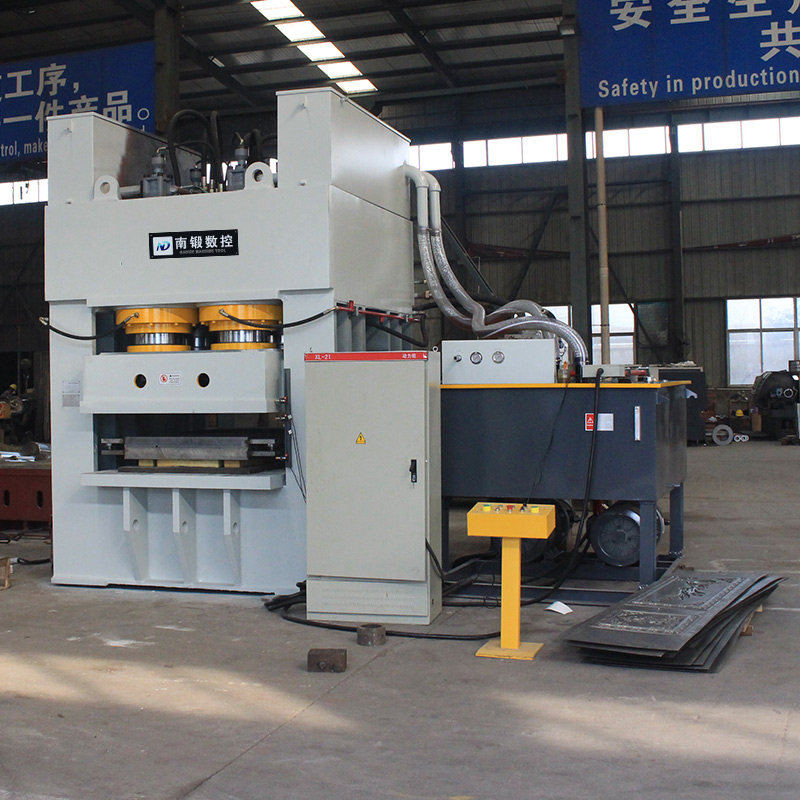 2500噸框式液壓機(jī)門面壓花成型油壓機(jī)